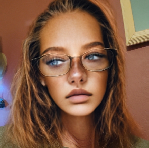 Meet your Posher, Lisa - Picture 2 of 3